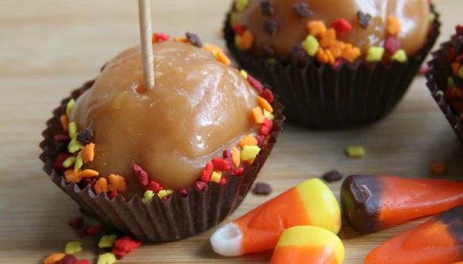 These fast, easy, mess-free caramel apples from Thrifty Little Mom are one of the best fall activities. See more ideas at the link! #fall #fun #families #ideas